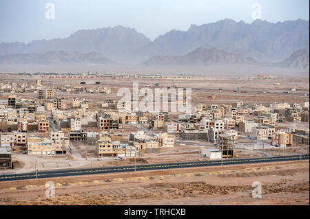 Von den Türmen der Stille aus blicken Sie auf die immer eindringenden Stadt Yazd, traditionelle zoroastrische Grabkreise in Yazd, Iran. Stockfoto