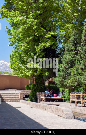 Touristen am historischen Shahzadeh Garten, wie Prince's Garten, in Mahan, Iran bekannt. Der ursprüngliche Garten wurde um 1850 erbaut. Es ist ein UNESCO-Wor Stockfoto