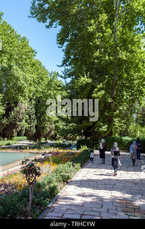 Touristen am historischen Shahzadeh Garten, wie Prince's Garten, in Mahan, Iran bekannt. Der ursprüngliche Garten wurde um 1850 erbaut. Es ist ein UNESCO-Wor Stockfoto