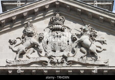 Königliche Wappen des Vereinigten Königreichs mit dem Motto Dieu et Mon Droit Stockfoto