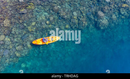 Kajak in Fjorden in der Nähe von Tufi, Cape Nelson, Papua-Neuguinea Stockfoto