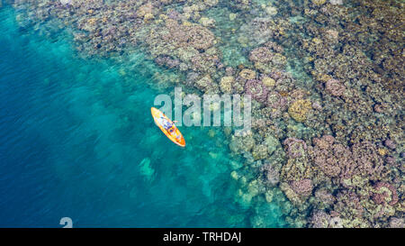 Kajak in Fjorden in der Nähe von Tufi, Cape Nelson, Papua-Neuguinea Stockfoto