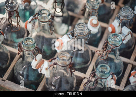 Vintage Flaschen in Holzkiste Stockfoto
