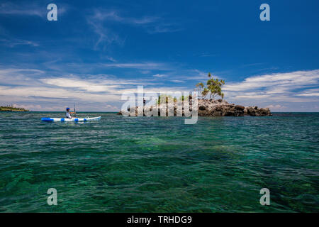 Kajak in der Nähe von Tufi, Cape Nelson, Papua-Neuguinea Stockfoto