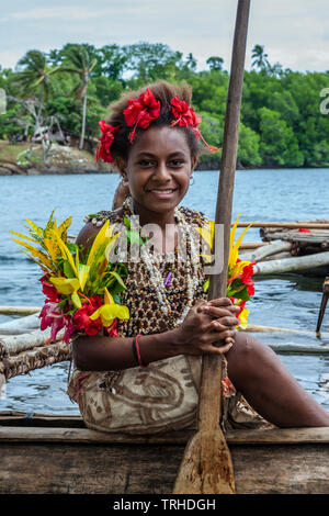 Kofure Mädchen in traditionellen Tapa Kleid, Tufi, Oro Provinz, Papua Neu Guinea Stockfoto