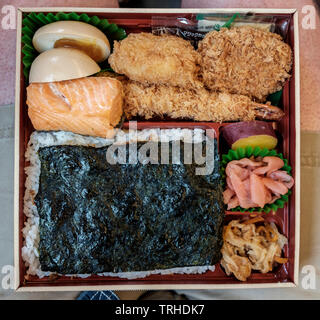 Verschiedene japanische Küche Bento serviert in einem hölzernen Kasten Stockfoto