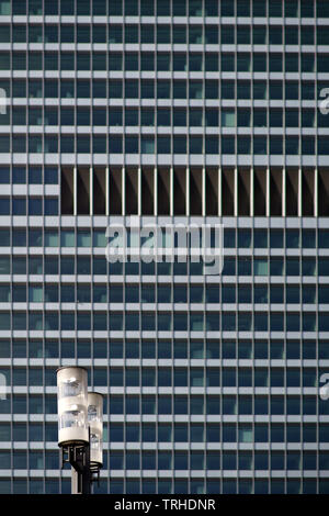 Ein modernes Straßenlaterne steht vor der Fassade des Hochhauses City-Haus 1 im Stadtteil Westend in Frankfurt. Stockfoto