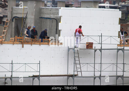 Mann bei der Arbeit, Bau neuer Gebäude in Bearbeitung Stockfoto