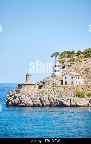 Leuchtturm in Port de Soller, malerischen kleinen Dorf am Fuße der Serra de Tramuntana, Mallorca, Spanien. Stockfoto