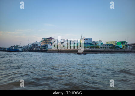 Can Tho, Vietnam - 28. März 2019: Kommerzielle Boote/Kreuzfahrt im Mekong-delta. Kai mit Häuser auf Stelzen, armen Gebieten. Stockfoto