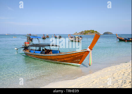 Holz- long-tail Boote auf tropischen Meer bei Lipe Insel Stockfoto