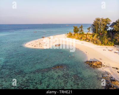 Blick von oben auf die weiße Sandstrand mit Korallenriff in tropischen Meer bei Lipe Insel Stockfoto