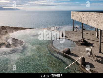 Meer GeoSea geothermische Bäder, eine schöne neue Outdoor Spa in Húsavík, North Island, im August 2018 eröffnet. Es blickt auf die Bucht von Skjálfandaflói Stockfoto