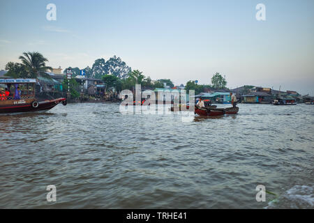 Can Tho, Vietnam - 27. März 2019: Schwimmender Markt im Mekong Delta. Handel Boote/Mekong Kreuzfahrt. Häuser auf Stelzen über dem Fluss. Stockfoto