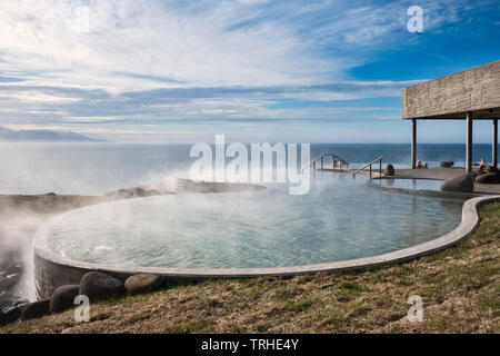 Meer GeoSea geothermische Bäder, eine schöne neue Outdoor Spa in Húsavík, North Island, im August 2018 eröffnet. Es blickt auf die Bucht von Skjálfandaflói Stockfoto