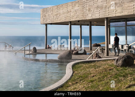 Meer GeoSea geothermische Bäder, eine schöne neue Outdoor Spa in Húsavík, North Island, im August 2018 eröffnet. Es blickt auf die Bucht von Skjálfandaflói Stockfoto