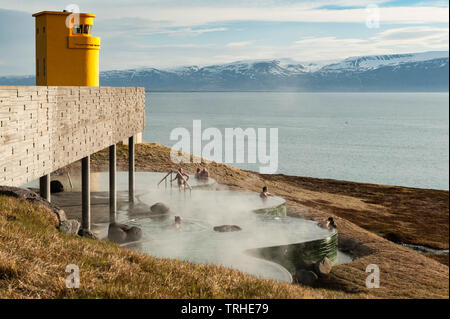 Meer GeoSea geothermische Bäder, eine schöne neue Outdoor Spa in Húsavík, North Island, im August 2018 eröffnet. Es blickt auf die Bucht von Skjálfandaflói Stockfoto