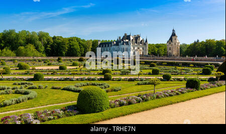 Diane de Poitiers Garten, Chateau de Chenonceau überspannt den Fluss Cher, Tal der Loire, Indre et Loire, Center-Val de Loire, Frankreich Stockfoto