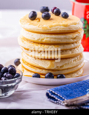 Frische Pfannkuchen. Home Frühstück. Lieblingsessen der Kinder. Pfannkuchen auf einem Küchentisch. Stockfoto