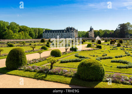 Diane de Poitiers Garten, Chateau de Chenonceau überspannt den Fluss Cher, Tal der Loire, Indre et Loire, Center-Val de Loire, Frankreich Stockfoto