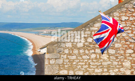 Chesil Beach, Dorset. 6. Juni 2019. Eine britische Union Flag zum Gedenken an den 75. Jahrestag des D-Day ist aus einem Haus im sonnigen Fortuneswell geflogen, mit Blick auf Chesil Beach. In der Nähe von Weymouth und Portland Häfen waren Anlegestellen für Zehntausende von US-Truppen in Richtung "Omaha" Strand in der Normandie, Frankreich, am 6. Juni 1944. Credit: stuart Hartmut Ost/Alamy leben Nachrichten Stockfoto