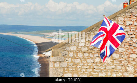 Chesil Beach, Dorset. 6. Juni 2019. Eine britische Union Flag zum Gedenken an den 75. Jahrestag des D-Day ist aus einem Haus im sonnigen Fortuneswell geflogen, mit Blick auf Chesil Beach. In der Nähe von Weymouth und Portland Häfen waren Anlegestellen für Zehntausende von US-Truppen in Richtung "Omaha" Strand in der Normandie, Frankreich, am 6. Juni 1944. Credit: stuart Hartmut Ost/Alamy leben Nachrichten Stockfoto