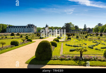 Diane de Poitiers Garten, Chateau de Chenonceau überspannt den Fluss Cher, Tal der Loire, Indre et Loire, Center-Val de Loire, Frankreich Stockfoto