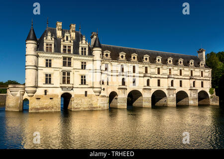 Schloss Chenonceau überspannt den Fluss Cher, Tal der Loire, Indre et Loire, Center-Val de Loire, Frankreich Stockfoto