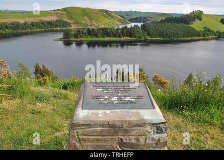 Eine Gedenktafel zur Erinnerung an königlicher Besuch Clywedog Reservoir in Wales, Großbritannien Stockfoto