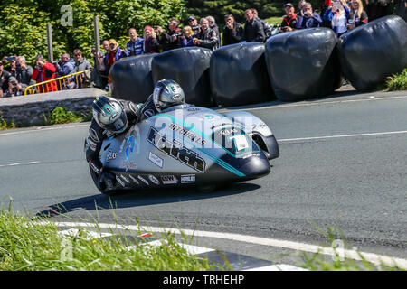 Douglas, Isle of Man. 06 Juni, 2019. Ben Birchall/Tom Birchall (1) auf dem Weg zum Gewinnen der lokalisieren. im seitenwagen Klasse Rennen 2 am 2019 Isle of Man TT (Tourist Trophy) Rennen, von Monster Energy DOUGLAS, ISLE OF MAN - Juni 06 getankt. Foto von David Horn. Credit: PRiME Media Images/Alamy leben Nachrichten Stockfoto