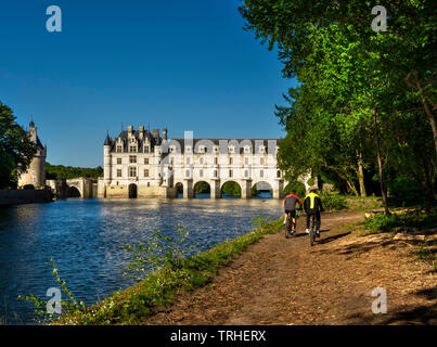 Schloss Chenonceau überspannt den Fluss Cher, Tal der Loire, Indre et Loire, Center-Val de Loire, Frankreich Stockfoto