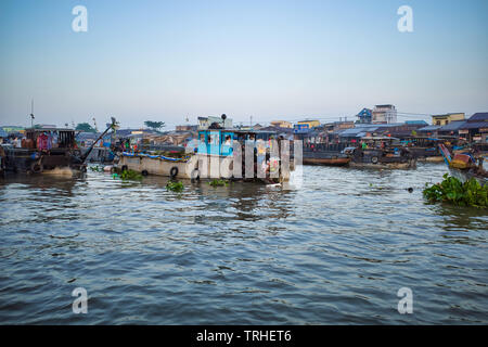Can Tho, Vietnam - 27. März 2019: Schwimmender Markt im Mekong Delta. Handel Boote/Mekong Kreuzfahrt. Häuser auf Stelzen über dem Fluss. Stockfoto