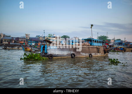 Can Tho, Vietnam - 27. März 2019: Schwimmender Markt im Mekong Delta. Handel Boote/Mekong Kreuzfahrt. Häuser auf Stelzen über dem Fluss. Stockfoto