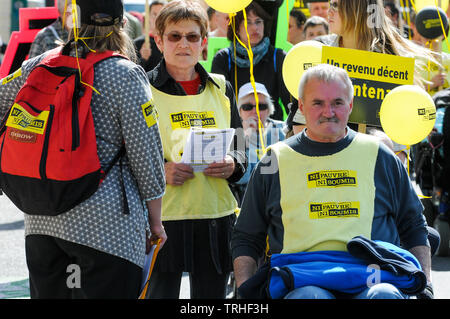 Deaktiviert werden, nehmen an der 'weder schlecht, noch unterwürfig' März, Valence, Drôme, Frankreich Stockfoto