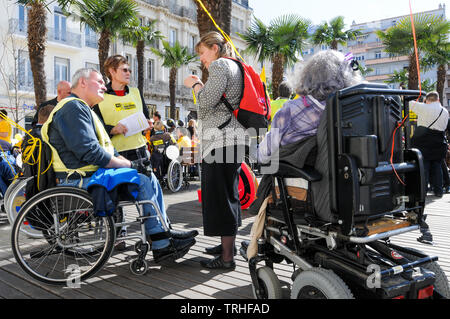 Deaktiviert werden, nehmen an der 'weder schlecht, noch unterwürfig' März, Valence, Drôme, Frankreich Stockfoto