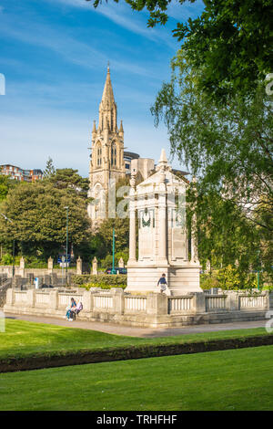 Die mittlere Gärten mit Kriegerdenkmal und St. Peter's Kirche nach hinten. Bournemouth, Dorset, England, UK. Stockfoto