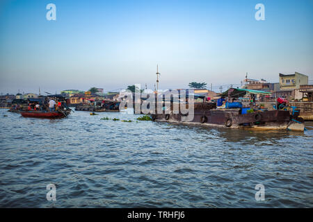 Can Tho, Vietnam - 27. März 2019: Schwimmender Markt im Mekong Delta. Handel Boote/Mekong Kreuzfahrt. Häuser auf Stelzen über dem Fluss. Stockfoto