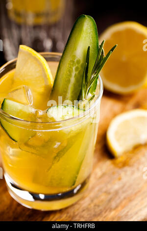 Frische organische Sommer Cocktail mit saurer Ingwer Handwerk Bier oder kombucha Tee mit Gurke und Zitrone auf Holz- Hintergrund. Drink an der Bar Tabelle Stockfoto