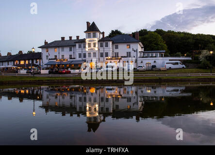 Sonnenuntergang über den Kanal und die Falcon Hotel in Bude an der Küste von North Cornwall, England, Großbritannien Stockfoto