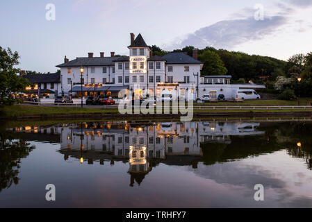 Sonnenuntergang über den Kanal und die Falcon Hotel in Bude an der Küste von North Cornwall, England, Großbritannien Stockfoto