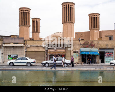 Windtürme auf Amir Chakhmaq Platz in der Altstadt von Yazd, Iran. Windtürme, oder windcatchers, sind eine traditionelle persische architektonisches Element zu Cr Stockfoto