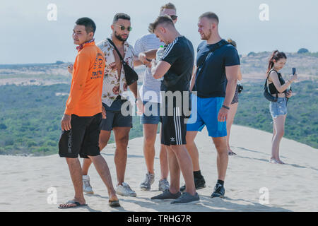 MUI NE, VIETNAM - April 25: Unbekannter Touristen entspannen und Fotos auf April 25,2019 am White Sand dune Wüste in Mui Ne, Vietnam nehmen Stockfoto