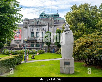 Die Henrik Ibsen Statue auf der Wiese vor der nationalen Szene von Hecken und Bäume in den Bergen, Nationaltheater, Engen, Nord-Norwegen, Stockfoto