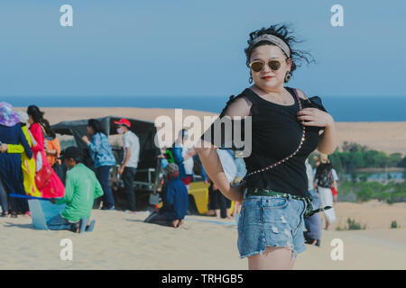 MUI NE, VIETNAM - April 25: Unbekannter Touristen entspannen und Fotos auf April 25,2019 am White Sand dune Wüste in Mui Ne, Vietnam nehmen Stockfoto