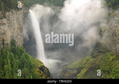 Helmcken Falls mit Nebel, Wells Gray Provincial Park, British Columbia, Kanada. Es ist der viertgrösste Park in British Columbia. Stockfoto