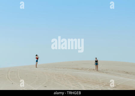 MUI NE, VIETNAM - April 25: Unbekannter Touristen entspannen und Fotos auf April 25,2019 am White Sand dune Wüste in Mui Ne, Vietnam nehmen Stockfoto