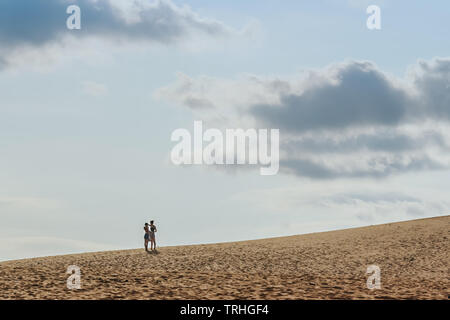 MUI NE, VIETNAM - April 25: Unbekannter Touristen entspannen und Fotos auf April 25,2019 am Roten Sanddünen der Wüste in Mui Ne, Vietnam nehmen Stockfoto