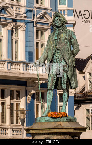 Auf einem steinernen Sockel der Statue von Ludvig Holberg, Baron von Holberg, hinter dem Theta Museum Bergen, Hordaland, Norwegen, Skandinavien, Europa, Bergen, noch, Stockfoto