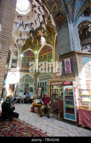 Das große Licht an der Timche-ye Amin od-Douleh in Kashan Basar in Kashan, Iran. Stockfoto