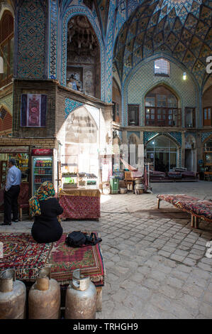 Das große Licht an der Timche-ye Amin od-Douleh in Kashan Basar in Kashan, Iran. Stockfoto